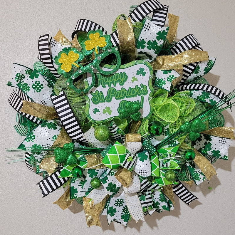 St patricks day wreath, shamrocks and clover lucky wall hanger
