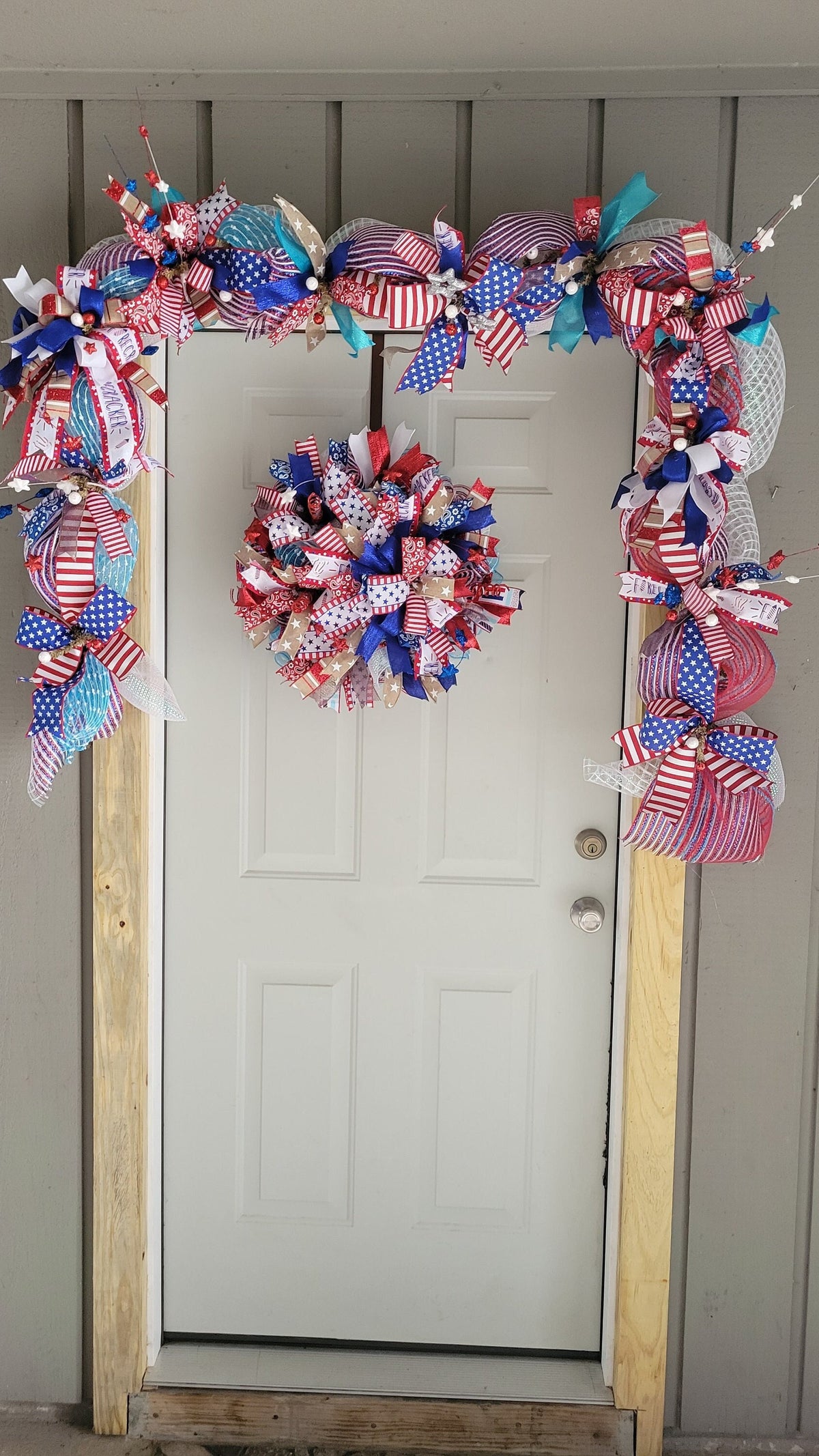 Corona y guirnalda patriótica: decoración de estrellas y rayas al estilo americano